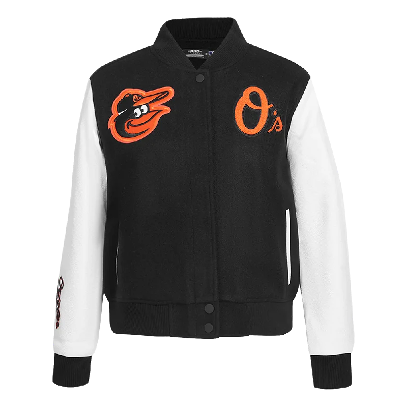 CHAMARRA UNIVERSITARIA MLB BALTIMORE ORIOLES CLASSIC ESSENTIALS PARA MUJER